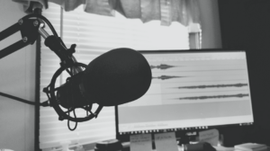 Studiomikrofon mit Audiobearbeitungssoftware – 365 Akademie Podcast Aufnahme