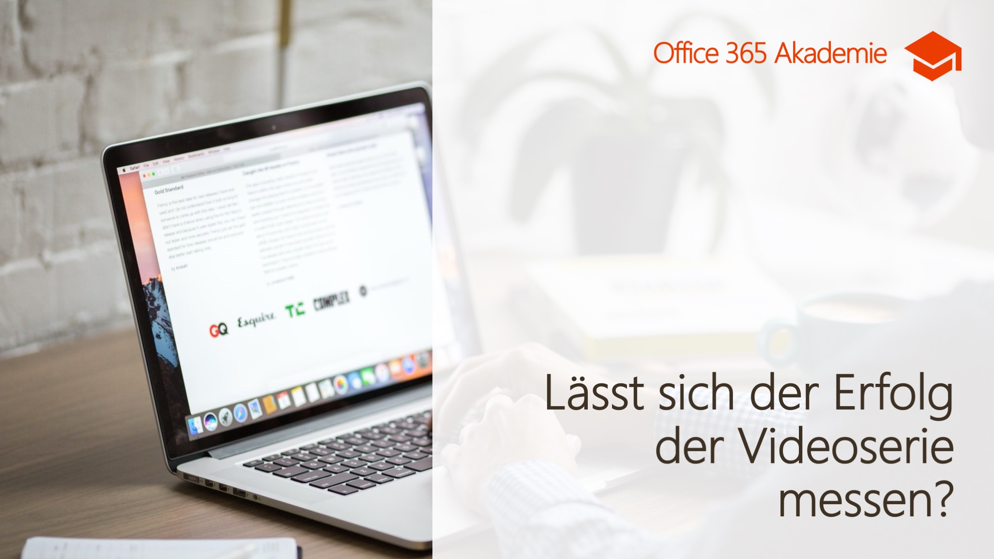 Laptop auf Holztisch – Office 365 Akademie Videoserie Erfolg und Lernergebnisse messen