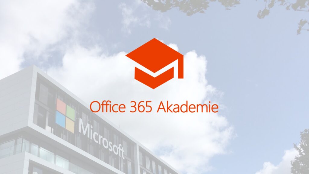 Logo der 365 Akademie mit orangem Doktorhut vor Microsoft Gebäude