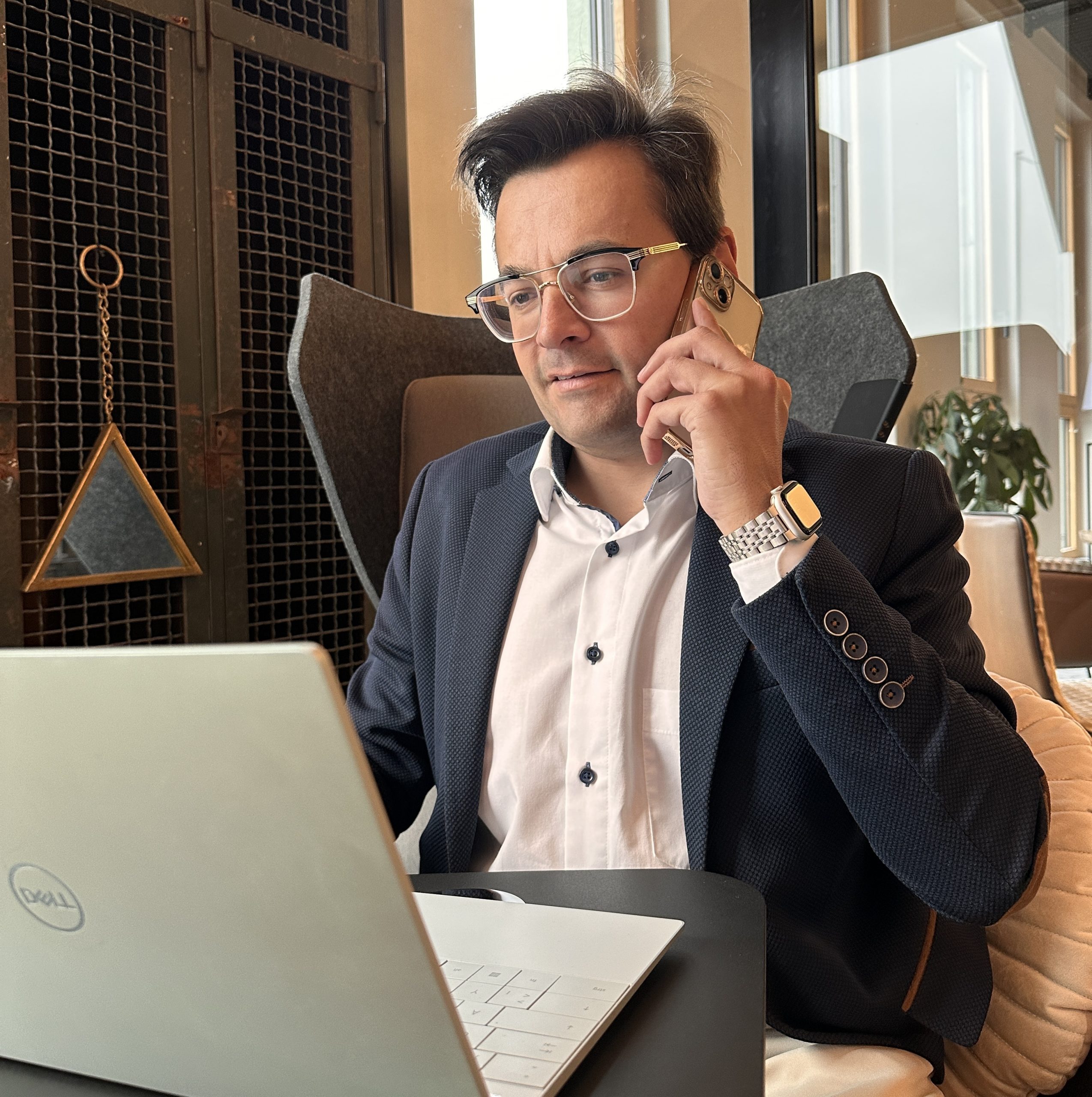 Bevor die Zusammenarbeit startet, erfolgt eine Potenzialanalyse: Du erhältst einen Überblick darüber, wie Microsoft 365 aktuell in deinem Unternehmen genutzt wird, wie produktiv deine Mitarbeitenden arbeiten und wo noch ungenutztes Potenzial steckt.